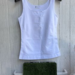 Ajuste en la cadera: Deslízalo hacia arriba sobre tus caderas, ayudándote con movimientos laterales de los muslos para facilitar el paso. Colocación d