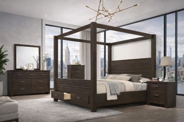 STUNNING CANOPY BED Queen Bed, Dresser, Mirror 