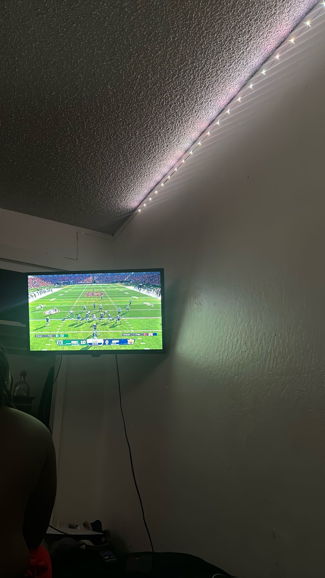 Selling roku Tv with mount Send offers