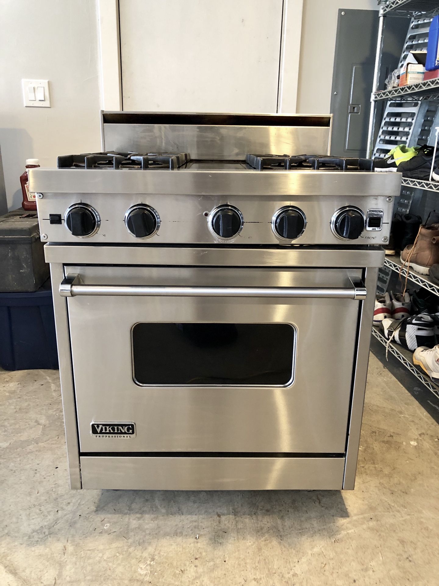 Top Of The Line, Elite Viking Slide in Gas Range w/ Dual Burners! for
