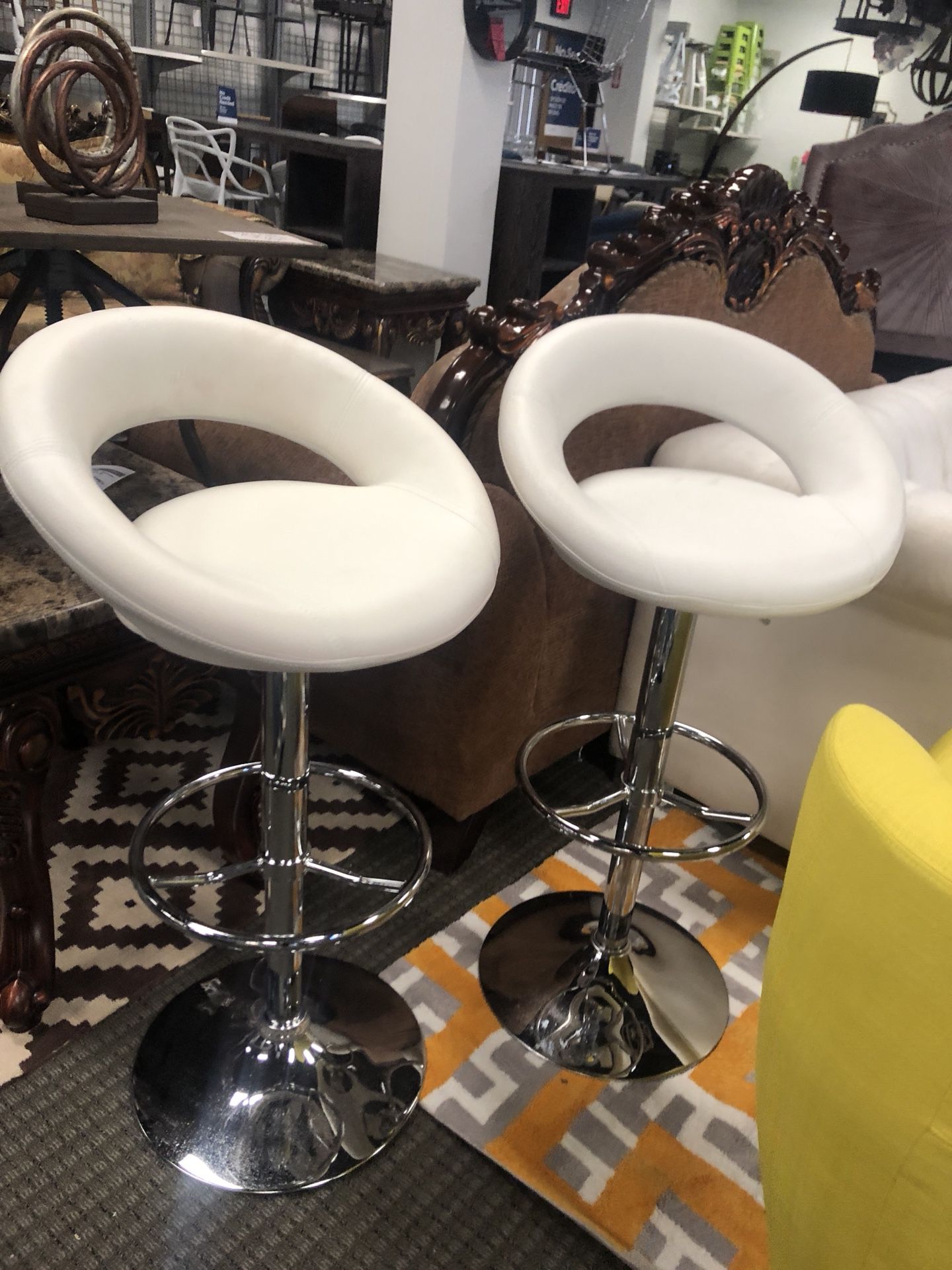 Set of 2 white adjustable bar stools