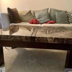 Lift Top Coffee Table In Great Conditions. 