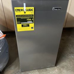 Magic chef Mini Fridge (pending Pickup)