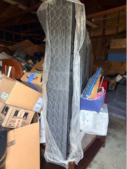 🛏️ Queen Box Spring – Brand New (Slight Cosmetic Rip) 🛏️