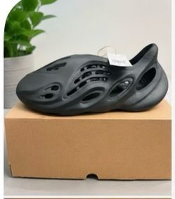 YZY FOAM RNR Size 10