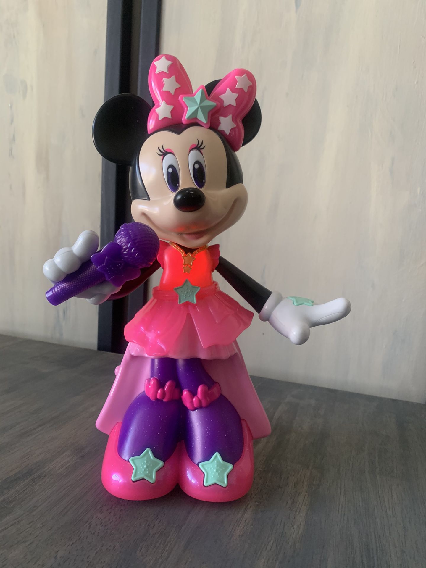 Singing And Dancing Minnie Mouse