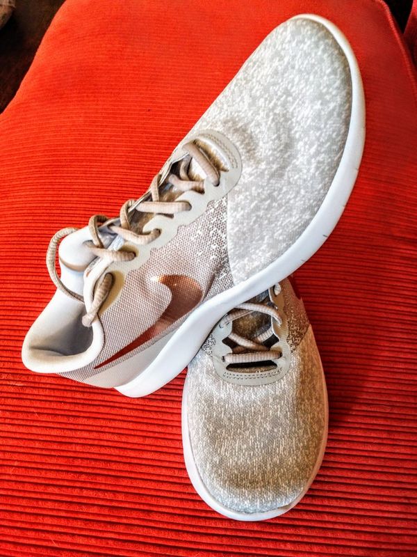 di nuovo nella scatola delle dimensioni della nike, flex contatto scarpe da corsa grey di nuovo nella scatola delle dimensioni della nike, flex contatto scarpe da corsa grey