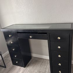 Vanity Desk.  $65. The Mirror Broke  If You Want It. Ok Just Replace Mirror 
