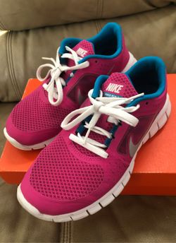 Nike Running shoes SZ. 4.5 youth women’s Very light weight. With box