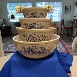 Pyrex 1976 “Homestead” Pattern 4 Bowl Nesting Set