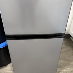 Refrigerator, 3.2 Cubic Feet  Top Freezer 