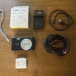 Sony DSC - W800 20MP TESTED - Charger, 2 battery and cord