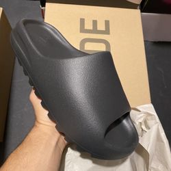 DS Adidas Yeezy Onyx Slide size 9
