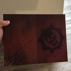 Xbox one x gears of war 4 2TB special edition WITH 2 Games 