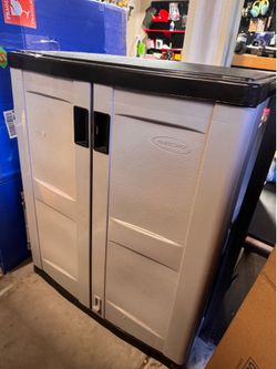 [moving sale]suncast resin lockable 2 door cabinet