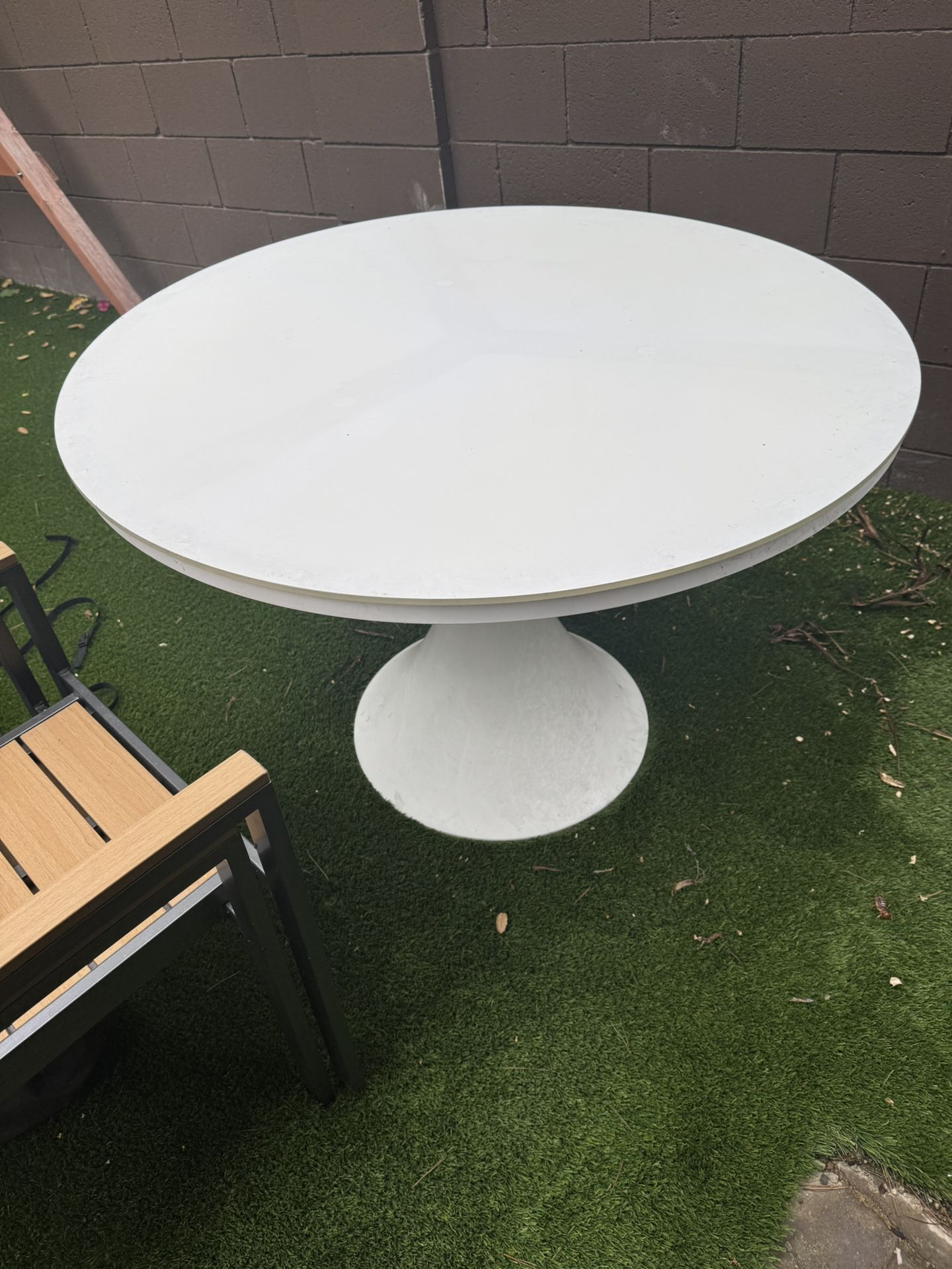 Outdoor White Round table