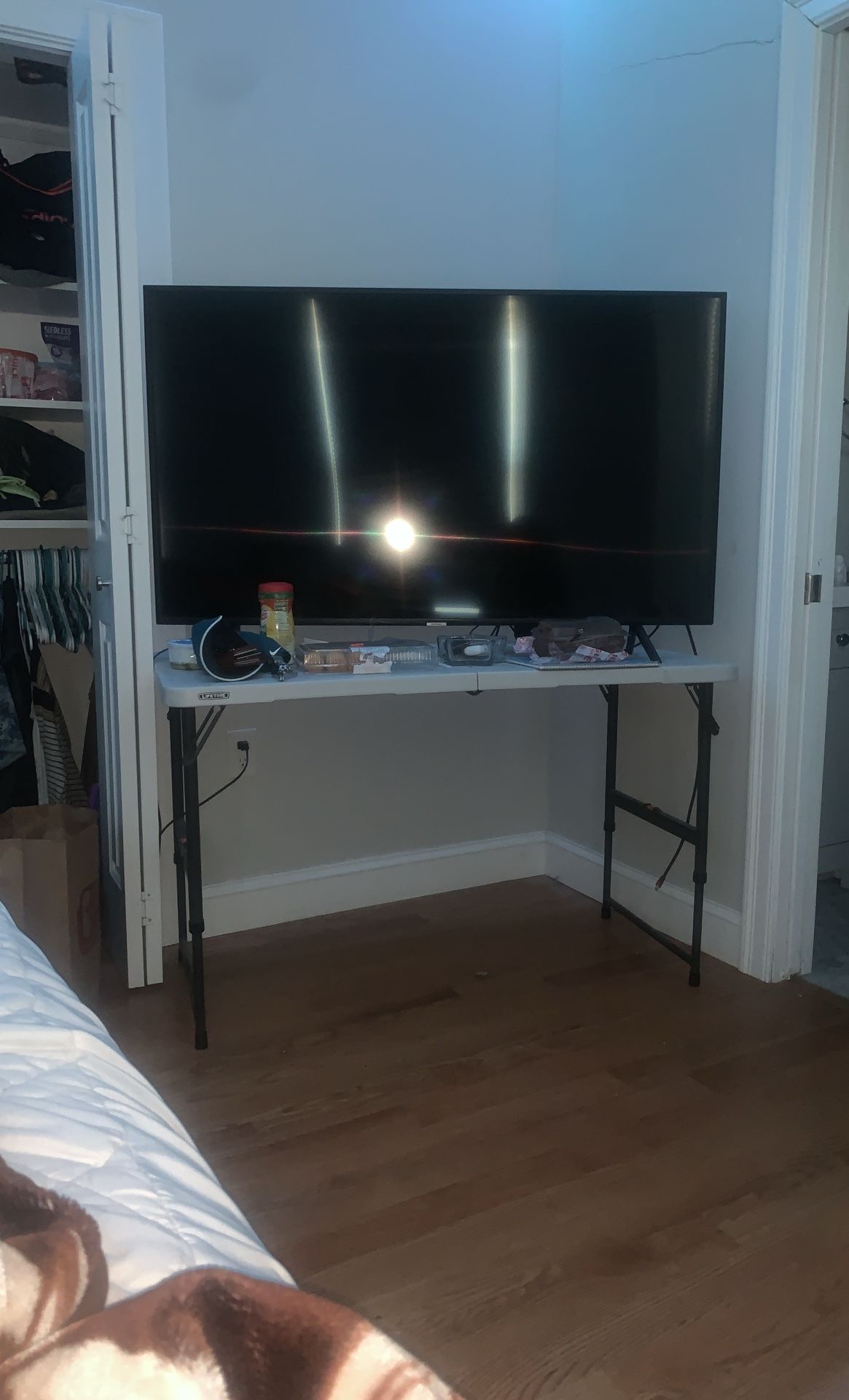 tv samsung with a stand table and antenna 55” and remote control