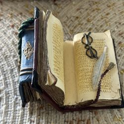 Figi Graphics 1996 Vintage Resin Antique Books Shelf Decor Figurine