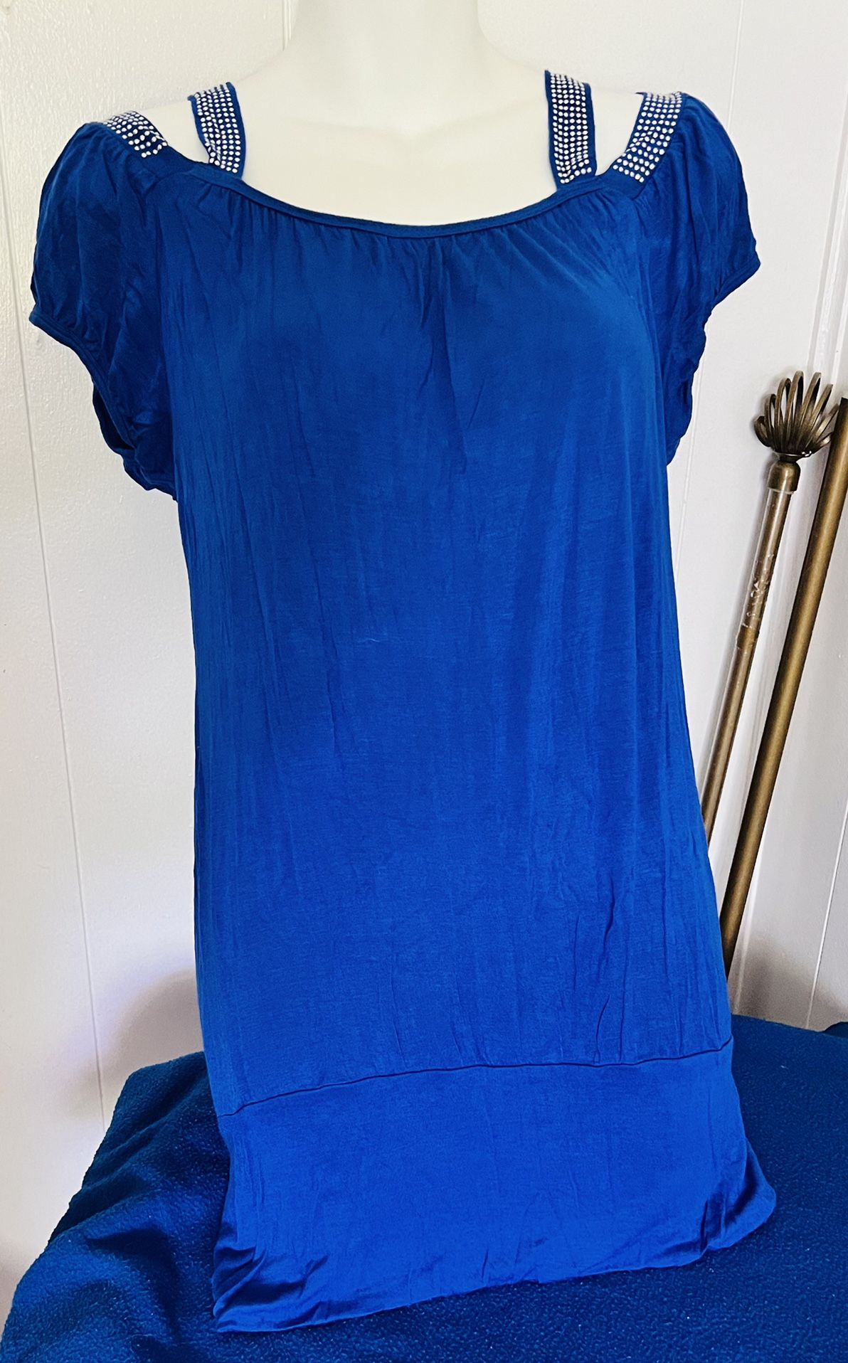 Very Good shirt size medium women only $10