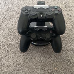 2 Play Station 4 Controllers With Charging Dock