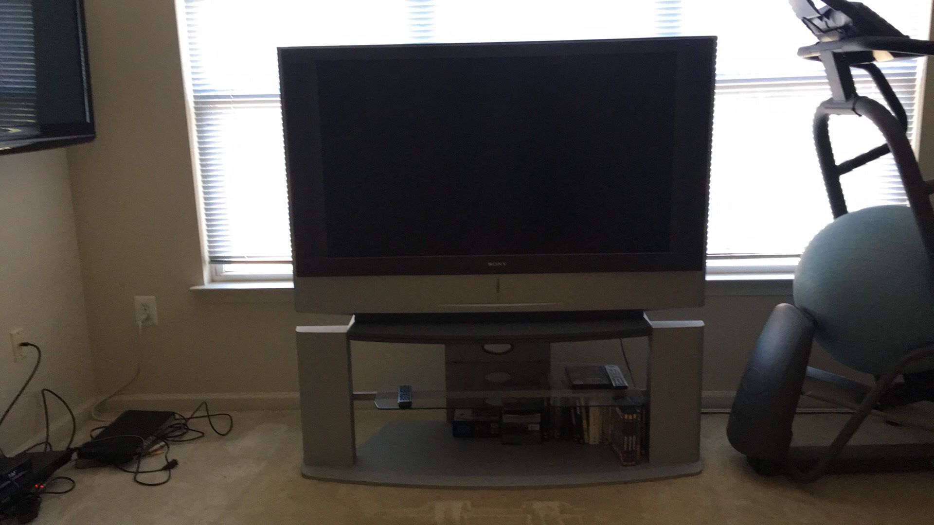 Sony 50” projection lcd tv and matching stand great condition