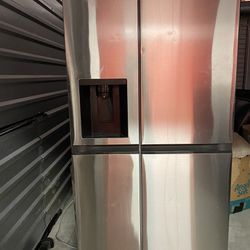 L G   Ice Maker/ Water.    Refrigerator 
