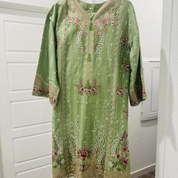  Elegant Green Embroidered Kurta Dress – Floral Design, 3/4 Sleeves