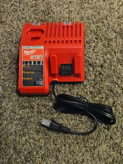 Milwaukee M18  Cargador