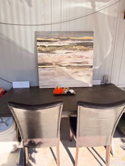 Wooden dining table set with 4 black chairs. Comedor de madera con 4 sillas