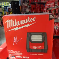 Milwaukee M18 ROVER Dual Power Flood Light. Tool-Only 