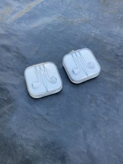 Brand New Apple Earbuds 