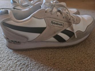 Tennis shoes