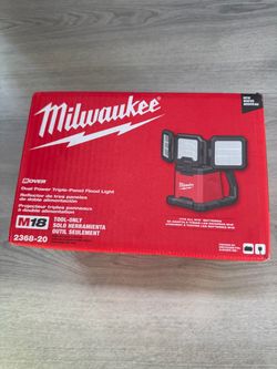 Milwaukee M18 18-Volt Lithium-Ion Cordless 4500 Lumens ROVER Dual Power Triple-Panel Flood & Area Light (Tool-Only)