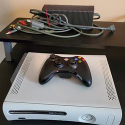 *PRICE REDUCED* Original Xbox 360 (White) With Wireless Controller (Black)