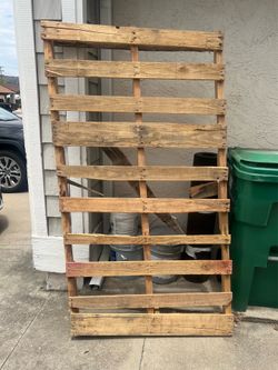 *FREE* Wood Pallet