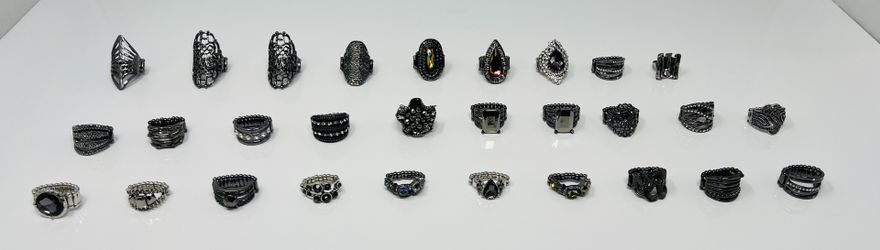 Costume jewelry stretchy band rings in graphite