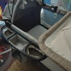 Deluxe Pack N Play Converts To Bassinet/Changing Table