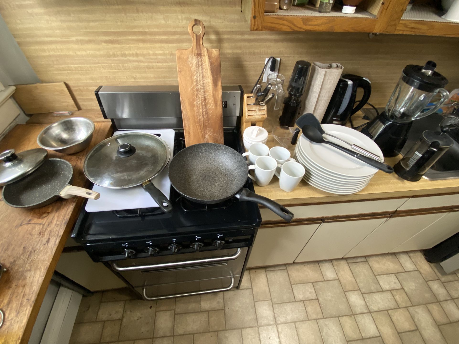 Kitchen bundle! Includes blender, electric kettle, dinner plates, and nonstick pans
