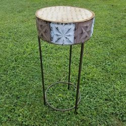 Metal accent table 