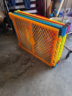 Color playard gate
