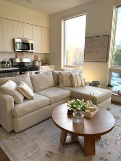White ivory sectional ( delivery available )￼