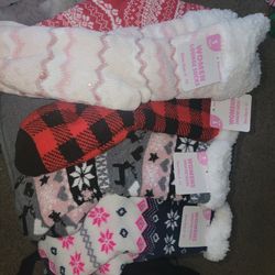 🆕️ 5 PAIR OF WOMEN'S SWEATER SOCKS $10. THESE RETAIL FOR 5/25. GREAT PRICE