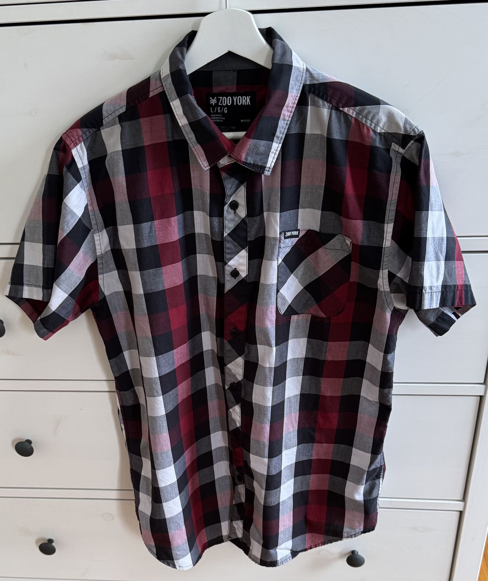 Zoo York men’s plaid checkered red, black and white button up short sleeve shirt, size L