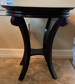 24” round side table