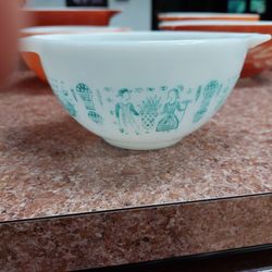 Rare vintage Pyrex mixing bowl $35