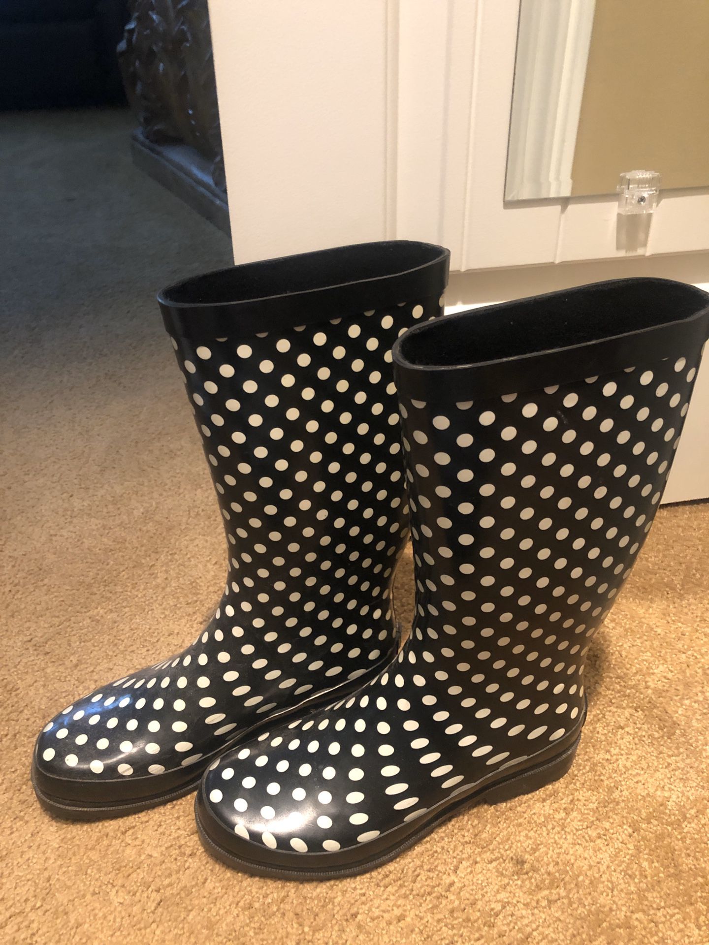 Women’s size 8 rain boots