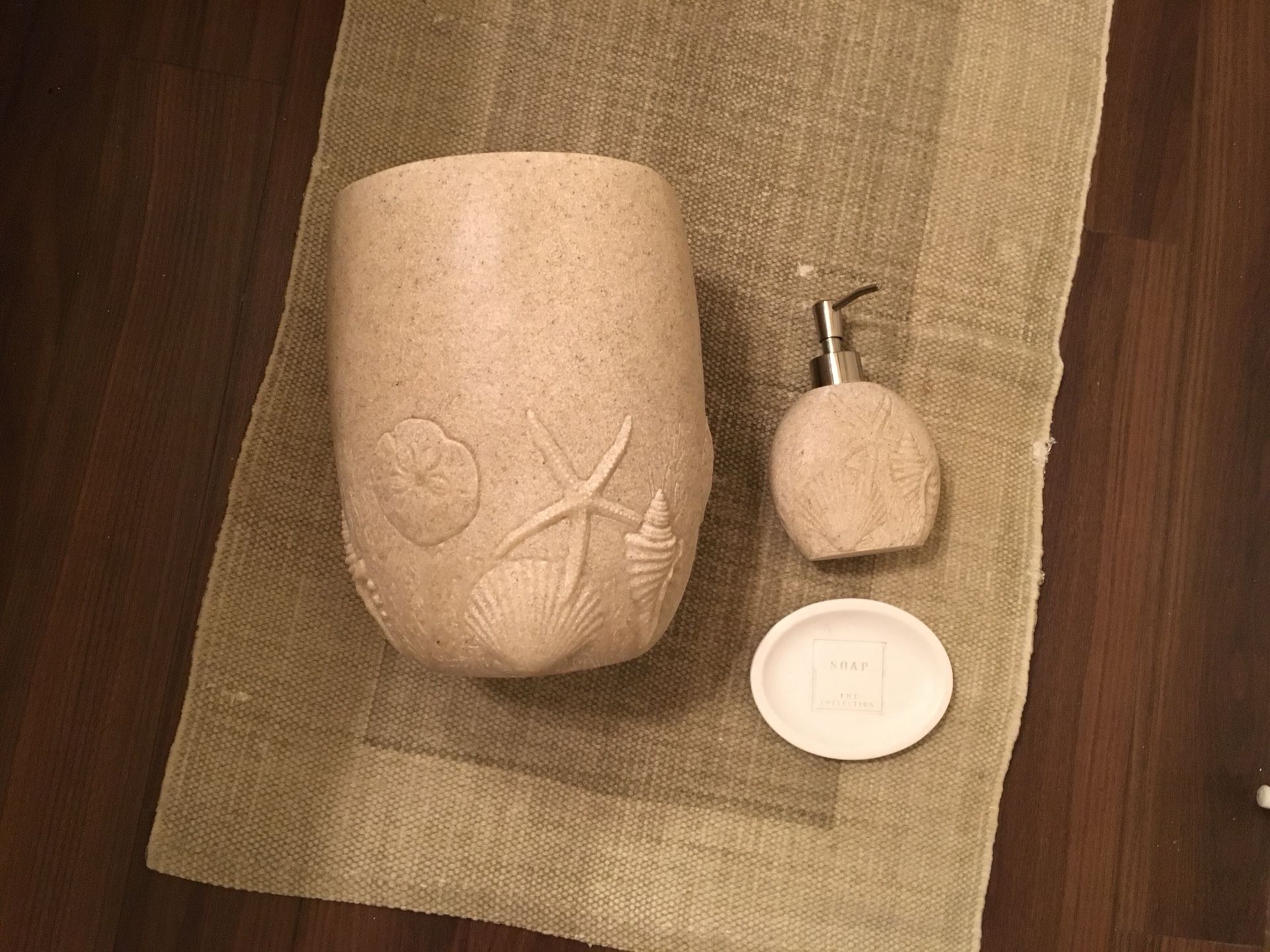 Bed Bath and Beyond Seashell bathroom set and two matching floor mats