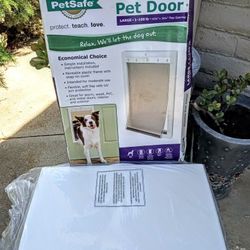 BRAND NEW PET SAFE PLASTIC PET DOOR LARGE 