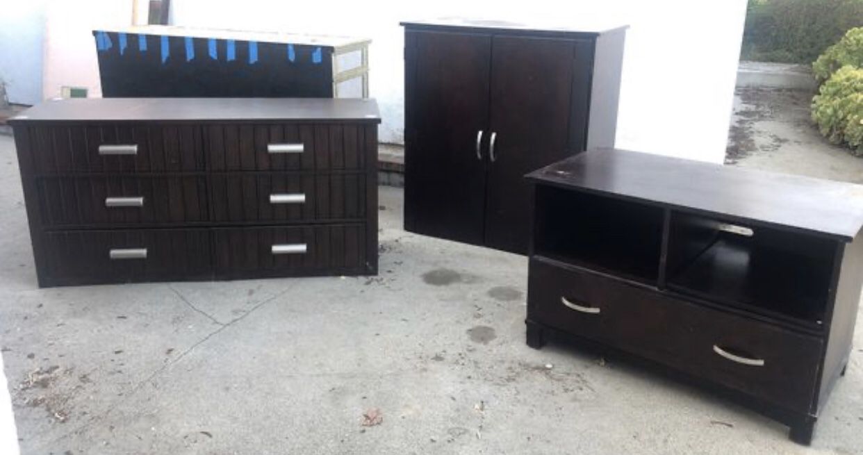 Dresser / furniture set/ drawers