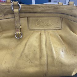VINTAGE YELLOW COACH BAG WITHOUT STRAPS